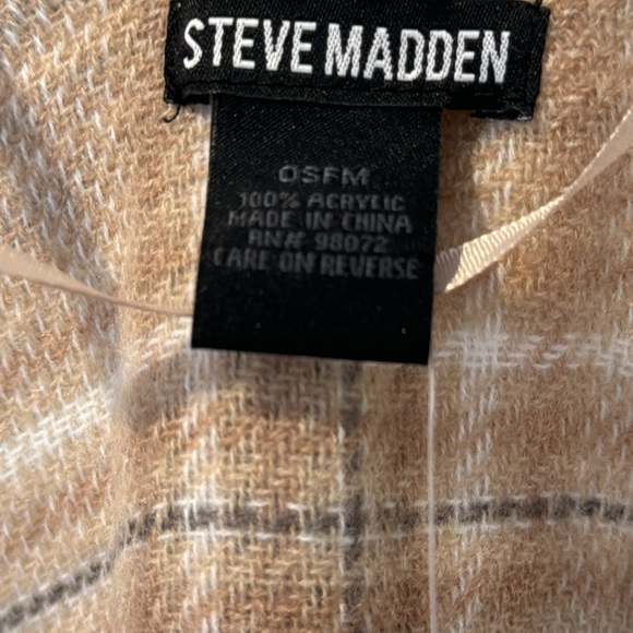 Steve Madden Tartan Ruana with Fringe. - Picture 4 of 6